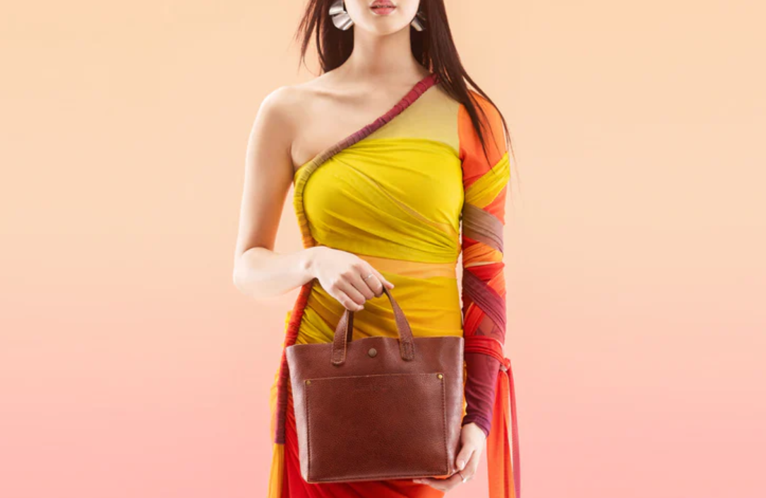 What Is a Tote Bag? (It's Super Handy!) 3 Leather Tote Bags